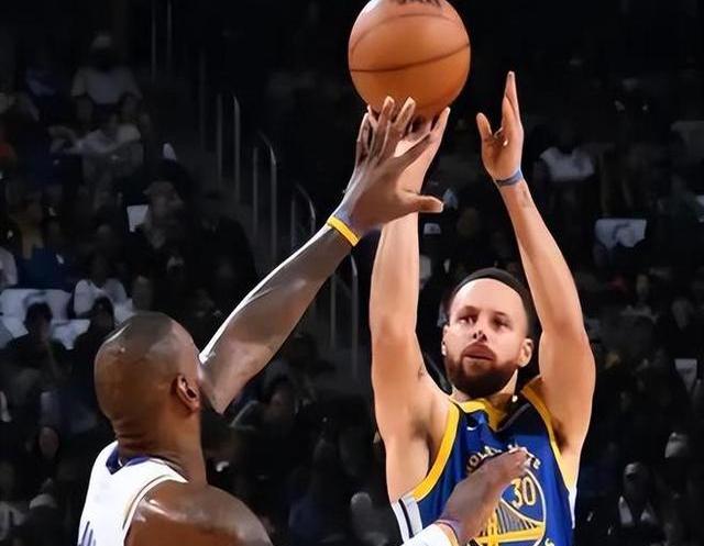 库里连续十五场比赛得分超过爆冷，美国队挑战极限！的简单介绍